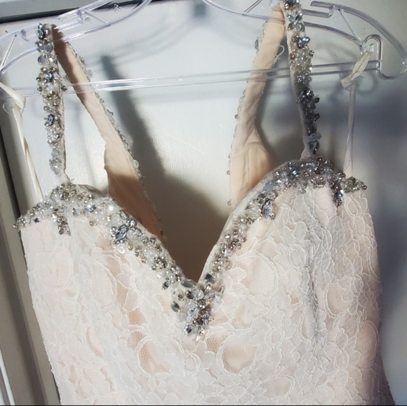 Mermaid Style Wedding Dress - Picture 2 of 9